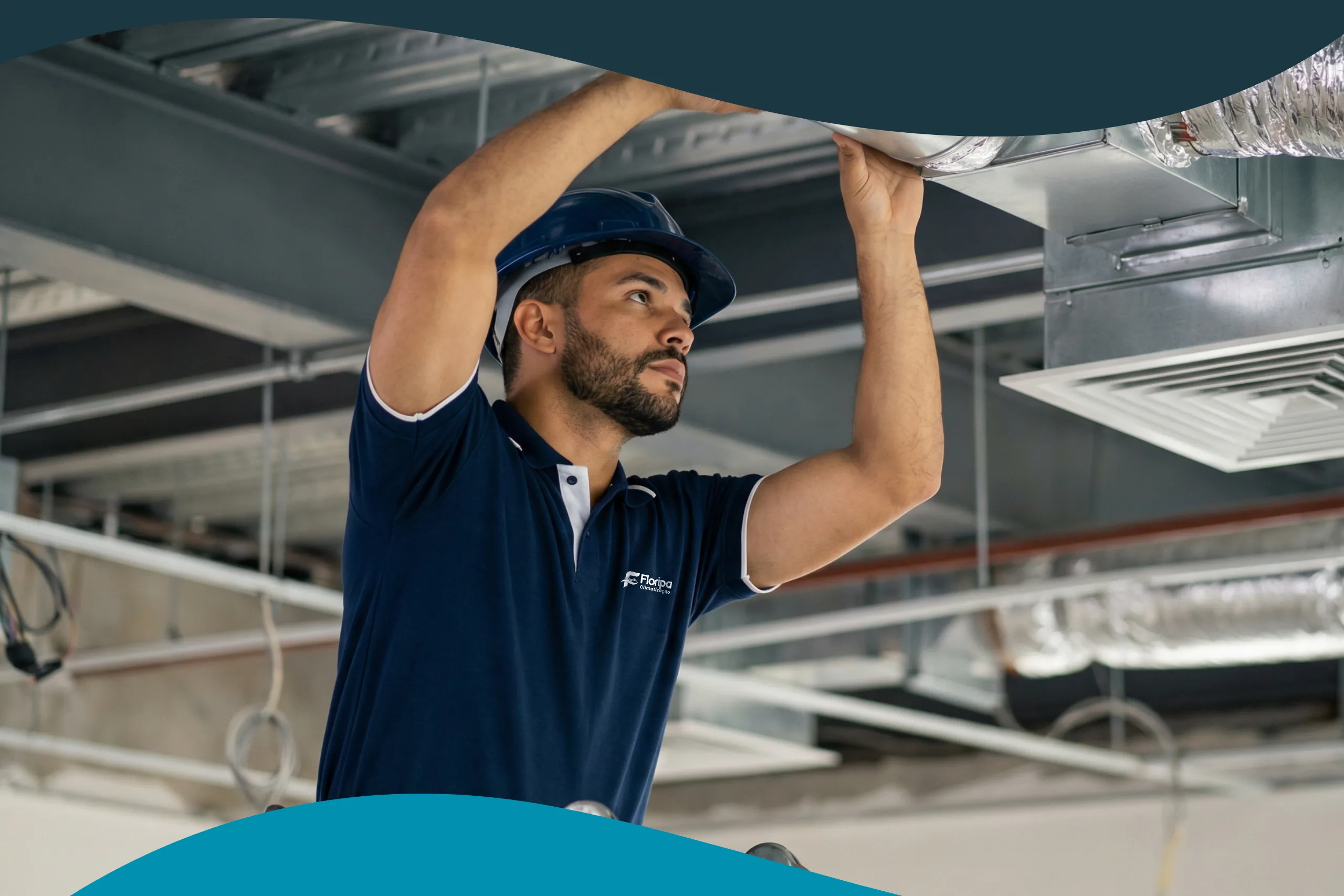 Técnico instalando duto de ar-condicionado – Floripa Climatização