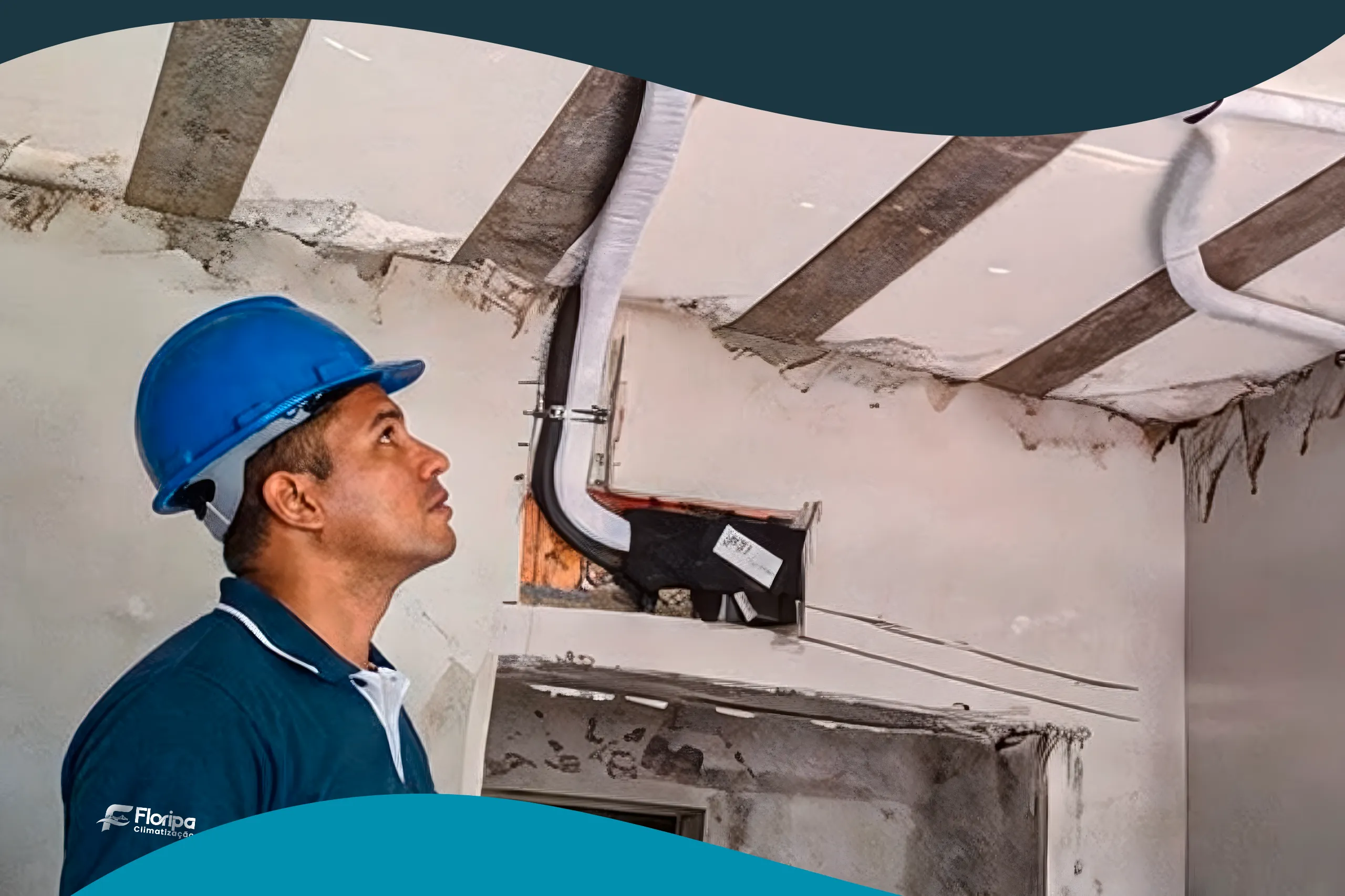 Técnico fazendo uma instalação de infraestrutura para ar condicionado – Floripa Climatização